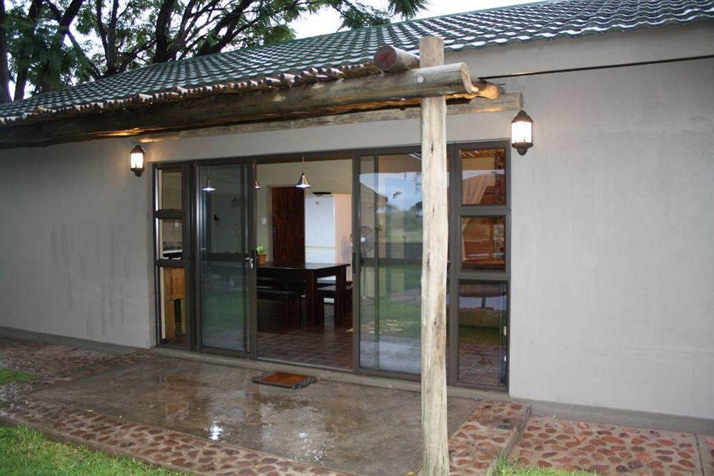 אוצ'יווארונגו Otjiwa Safari Lodge מראה חיצוני תמונה