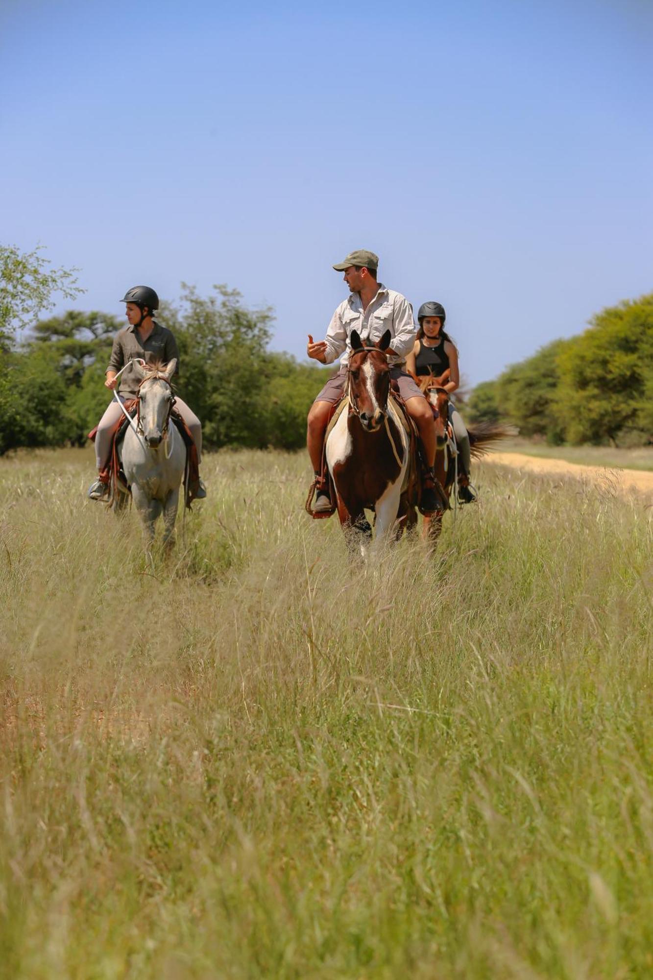 אוצ'יווארונגו Otjiwa Safari Lodge מראה חיצוני תמונה