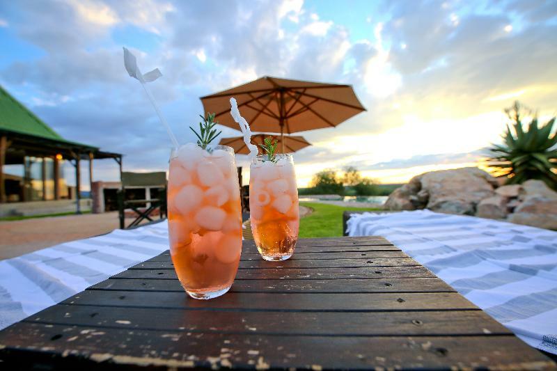 אוצ'יווארונגו Otjiwa Safari Lodge מראה חיצוני תמונה